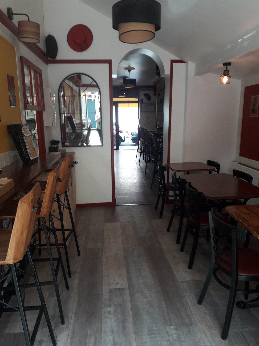 La salle à manger — lumières tamisées et atmosphère cosy